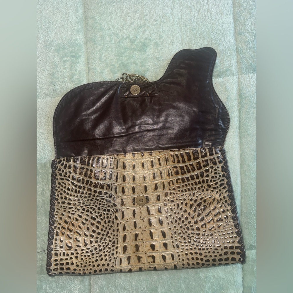 Elegant Crocodile Patterned Tan Handbag - Picture 7 of 11